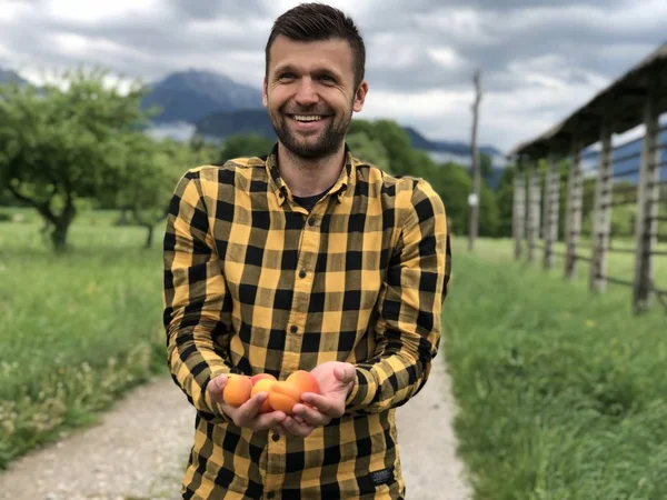 Handsome Man Casual Clothes Having Fun Holding Apricots While Walking — Stock Photo, Image