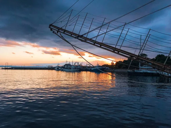 อาคารและเรือยอชท์ในท่าเรือ — ภาพถ่ายสต็อก