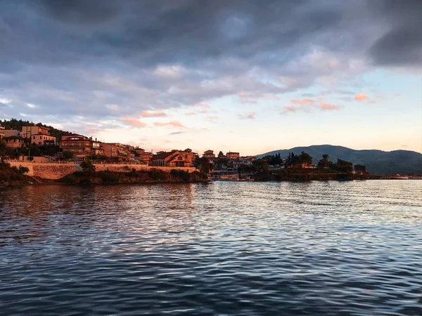 夏日日落时海滨城镇的风景如画 — 图库照片