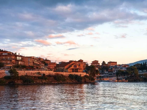 Vue Pittoresque Ville Sur Bord Mer Coucher Soleil Été — Photo