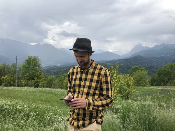 Homem Bonito Roupas Casuais Usando Smartphone Entre Montanhas Dia Verão — Fotografia de Stock