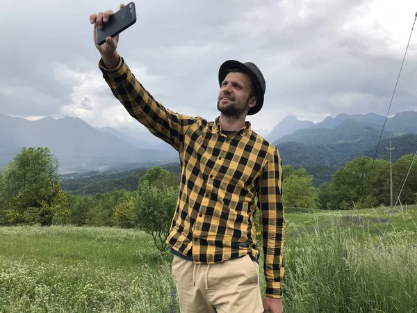 Homem Bonito Roupas Casuais Tomando Selfie Smartphone Entre Montanhas Dia — Fotografia de Stock