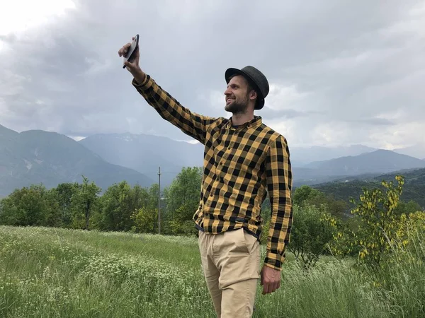 Homem Bonito Roupas Casuais Tomando Selfie Smartphone Entre Montanhas Dia — Fotografia de Stock