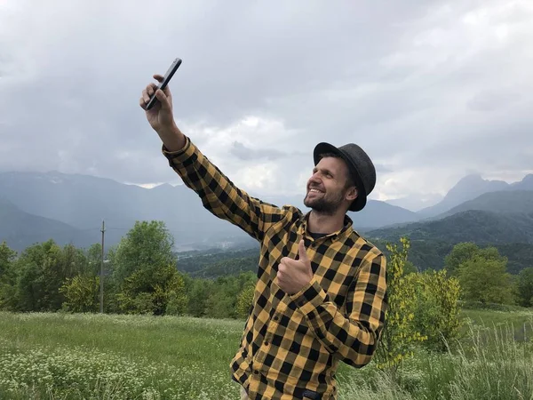 Homem Bonito Roupas Casuais Tomando Selfie Smartphone Mostrando Sinal Polegar — Fotografia de Stock