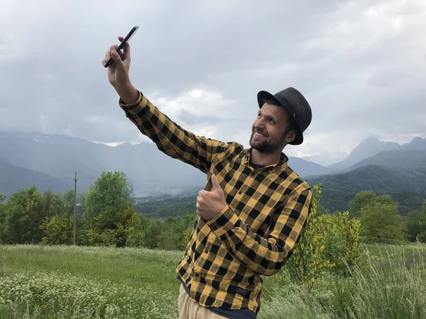 Homem Bonito Roupas Casuais Tomando Selfie Smartphone Mostrando Sinal Polegar — Fotografia de Stock