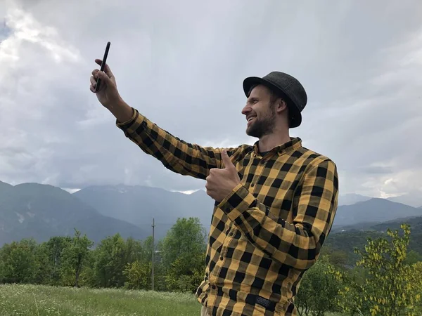 Bel Homme Vêtements Décontractés Prenant Selfie Sur Smartphone Montrant Pouce — Photo