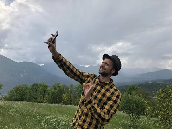 Όμορφος Άνδρας Casual Ρούχα Λαμβάνοντας Selfie Στο Smartphone Και Δείχνει — Φωτογραφία Αρχείου