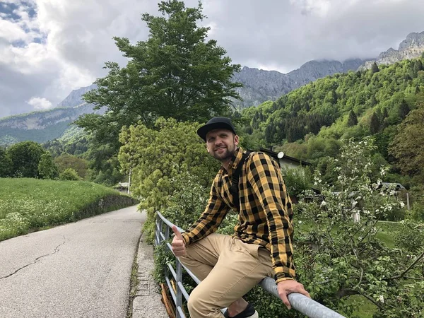 Homem Sentado Cerca Ponte Entre Montanhas Cobertas Com Floresta Durante — Fotografia de Stock