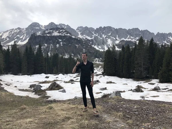 Man Resenär Poserar Bland Snöiga Berg Täckt Med Skog Dagtid — Stockfoto