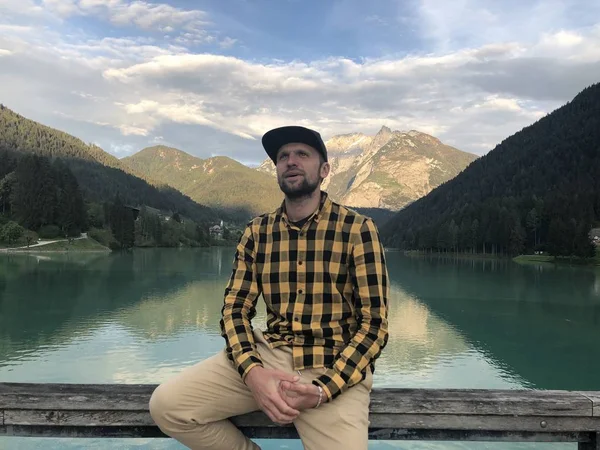 Male Traveler Posing Shore Lake Mountains Covered Forest Daytime — Stock Photo, Image