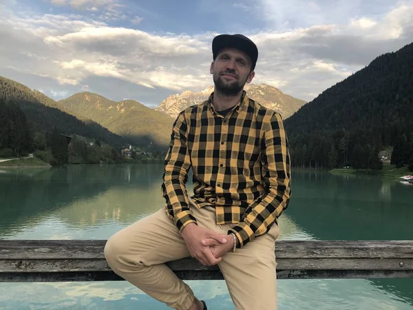 Viajante Sexo Masculino Posando Costa Lago Entre Montanhas Cobertas Com — Fotografia de Stock