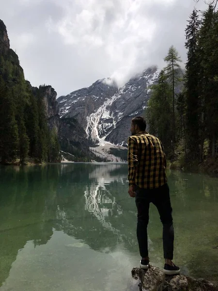 Vue Arrière Voyageur Mâle Debout Sur Rive Lac Parmi Les — Photo