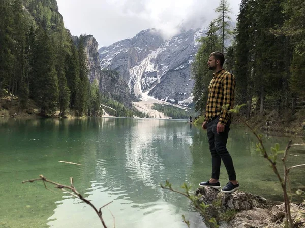 Voyageur Mâle Debout Sur Rivage Lac Parmi Les Montagnes Couvertes — Photo