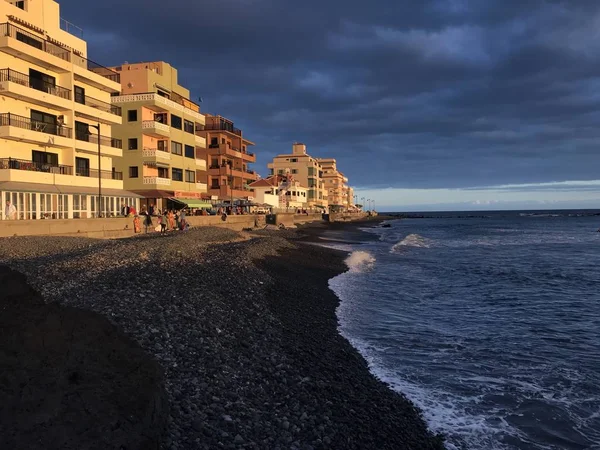 Pintoresca Vista Ciudad Orilla Del Mar Atardecer Verano —  Fotos de Stock