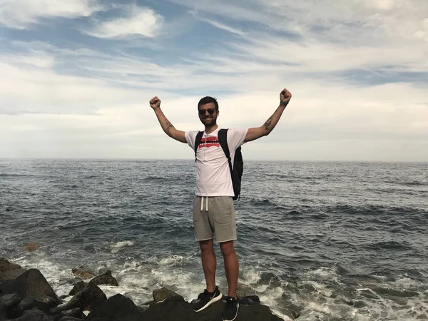 Homem Óculos Sol Com Mochila Posando Costa Rochosa Mar Dia — Fotografia de Stock