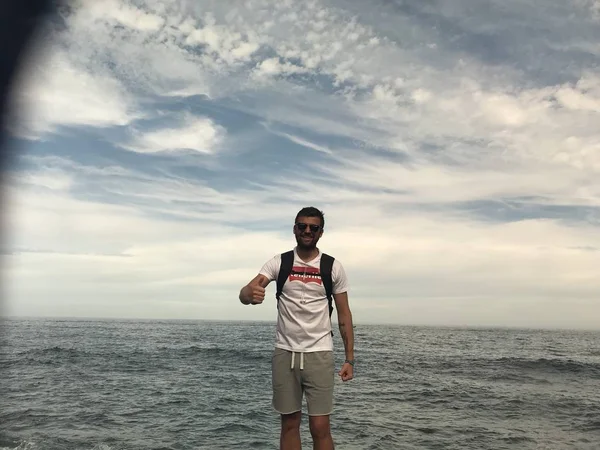 Homem Óculos Sol Com Mochila Posando Costa Rochosa Mar Dia — Fotografia de Stock