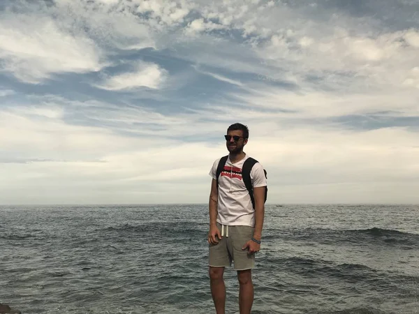Mann Posiert Sommertagen Ufer Des Meeres — Stockfoto