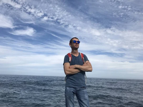 Muž Pózuje Skalnatém Břehu Moře Letní Den — Stock fotografie