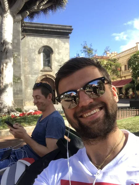 Amigos Engraçados Tomando Selfie Juntos Cidade Velha — Fotografia de Stock