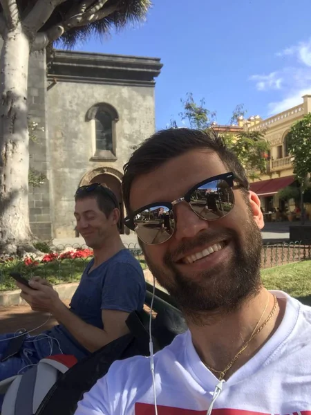 Amigos Engraçados Tomando Selfie Juntos Cidade Velha — Fotografia de Stock