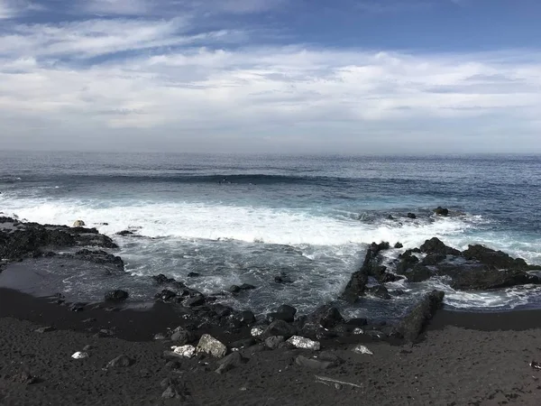 Pittoresca Vista Della Costa Rocciosa Del Mare Durante Giornata Estiva — Foto Stock