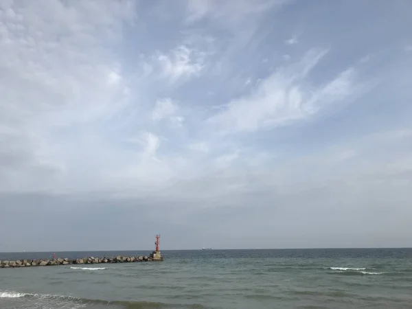 Vista Pitoresca Água Mar Azul Turquesa Com Litoral Selvagem Ondas — Fotografia de Stock