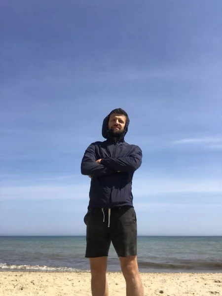 Homem Sportswear Com Mãos Cruzadas Praia Areia — Fotografia de Stock