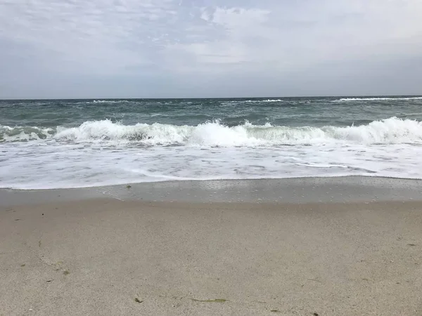 Schilderachtig Uitzicht Turquoise Zeewater Met Wilde Kust Golven Bereiken Zandstrand — Stockfoto