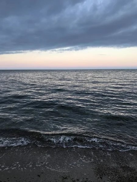 Kleurrijke Lucht Kalme Zee Bij Zonsondergang — Stockfoto