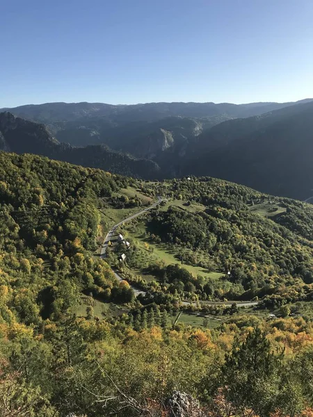 昼間に森に覆われた山々の間の道路の絵のような景色 — ストック写真