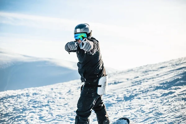 Ember Snowboard Dombon Télen Hegyek Napsütéses Nap — Stock Fotó