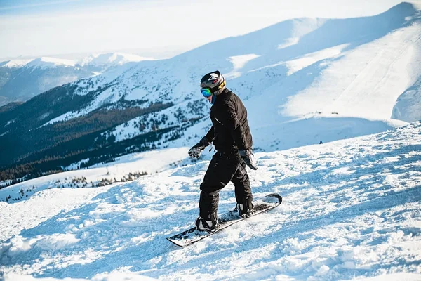 Uomo Snowboard Collina Nelle Montagne Invernali Nella Giornata Sole — Foto Stock
