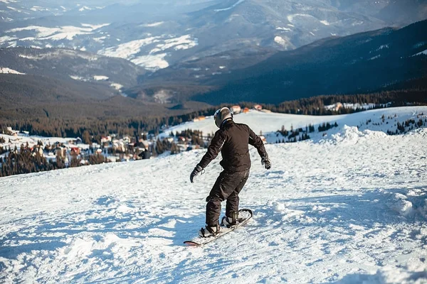 Güneşli Bir Günde Kış Dağlarında Snowboard Yapan Bir Adam — Stok fotoğraf
