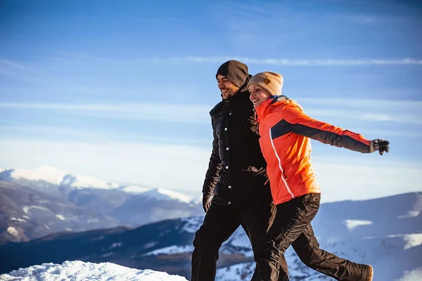 Feliz Pareja Ropa Abrigo Cogido Mano Corriendo Colina Las Montañas — Foto de Stock