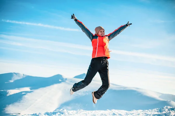 Mujer Feliz Ropa Abrigo Saltando Colina Las Montañas Invierno — Foto de Stock