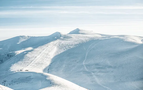 無限の雪に覆われた山々の絵のような景色 — ストック写真