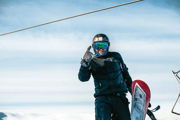 Férfi Snowboard Álló Dombon Télen Hegyek — Stock Fotó