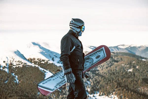 Man Met Snowboard Staat Heuvel Winter Bergen — Stockfoto