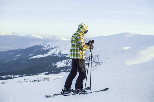 Uomo Con Speciale Attrezzatura Sci Piedi Collina Nelle Montagne Invernali — Foto Stock