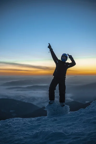Hombre Ropa Snowboard Posando Con Los Brazos Levantados Colina Las — Foto de Stock