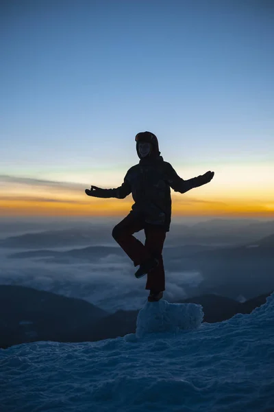 Hombre Con Ropa Snowboard Practicando Yoga Colina Las Montañas Invierno — Foto de Stock