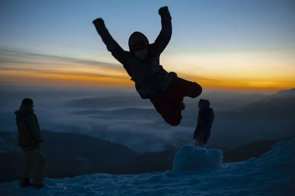 Mann Snowboardkleidung Springt Auf Schanze Winterbergen — Stockfoto