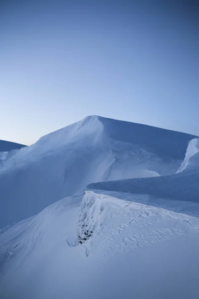 無限の雪に覆われた山々の絵のような景色 — ストック写真
