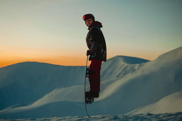 Erkek Snowboardcu Kış Dağlarında Snowboard Yapıyor — Stok fotoğraf