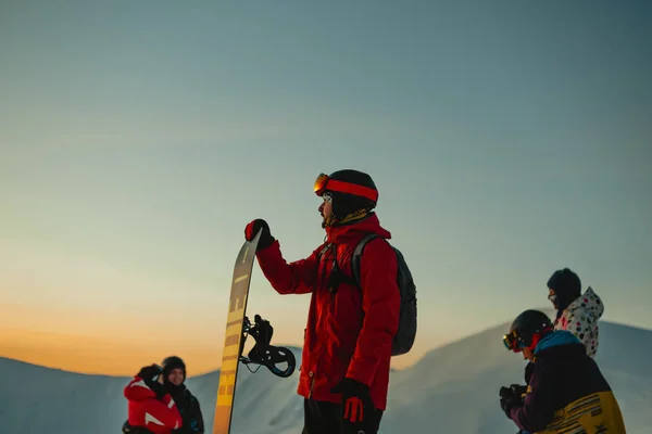 Přátelé Zimním Oblečení Snowboardy Stojící Kopci Zimních Horách — Stock fotografie