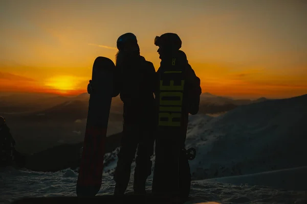 Couple Snowboarders Hugging While Standing Hill Winter Mountains Sunset — Stock Photo, Image