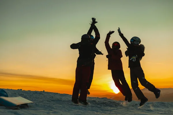 Kışlık Giysiler Içindeki Arkadaşlar Kollarını Kaldırmış Beşlik Veriyorlar Kış Günbatımında — Stok fotoğraf