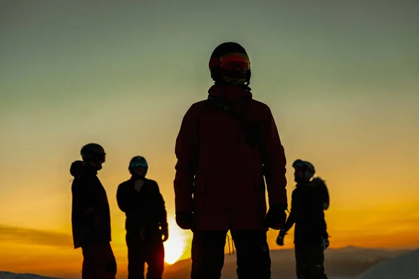 Přátelé Zimním Oblečení Pózují Kopci Zimních Horách Při Západu Slunce — Stock fotografie