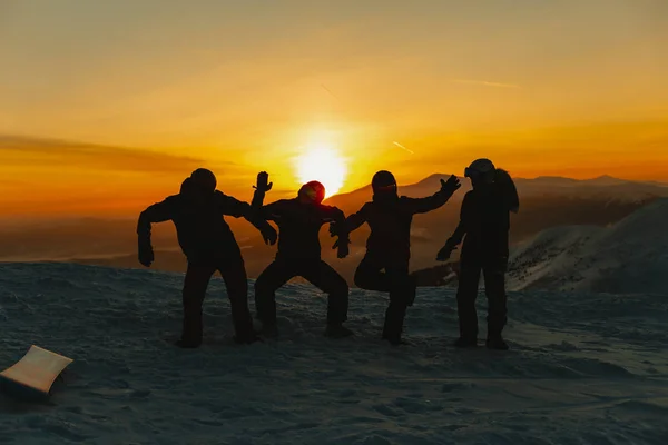 Amigos Pie Fila Posando Colina Las Montañas Invierno Durante Atardecer — Foto de Stock