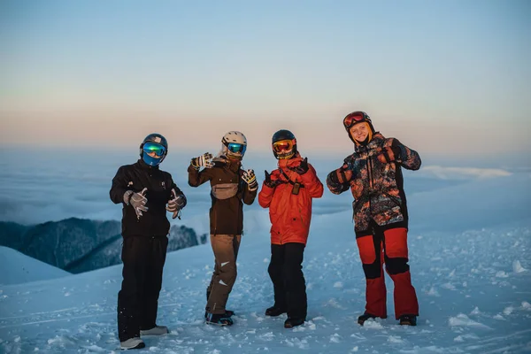 Mutlu Arkadaşlar Kışın Dağlarda Eğleniyor Poz Veriyorlar — Stok fotoğraf